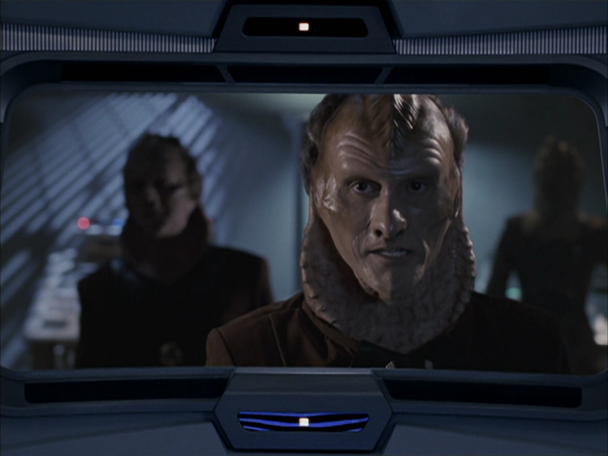 extant_StarTrek_VOY_6x07-DragonsTeeth_02899.jpg