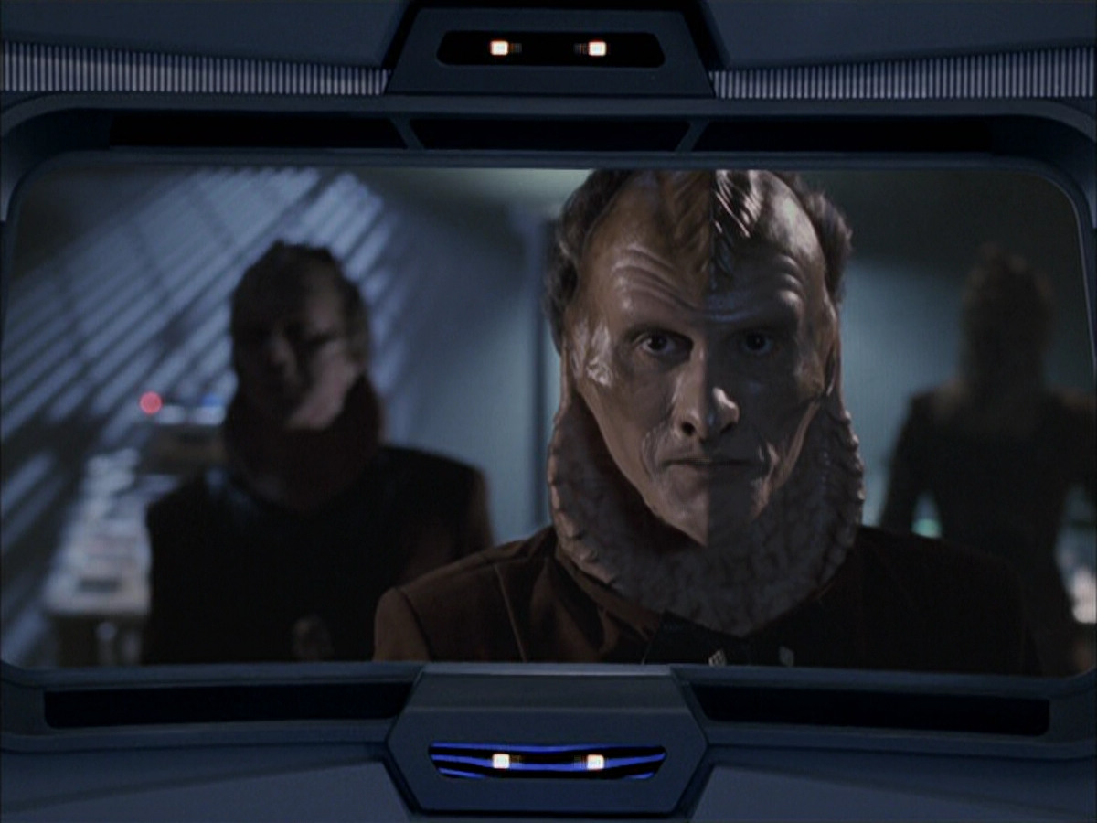 extant_StarTrek_VOY_6x07-DragonsTeeth_02907.jpg
