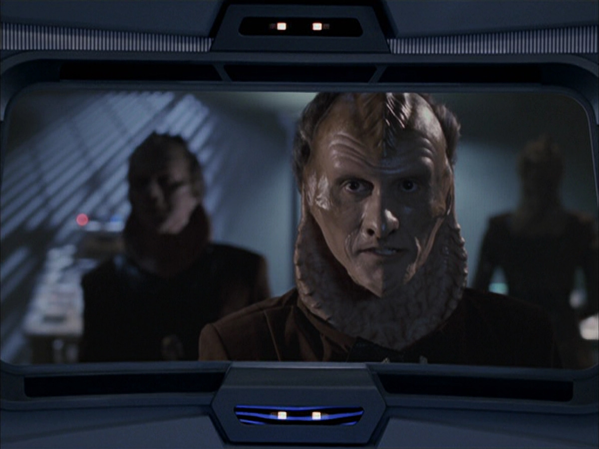 extant_StarTrek_VOY_6x07-DragonsTeeth_02909.jpg