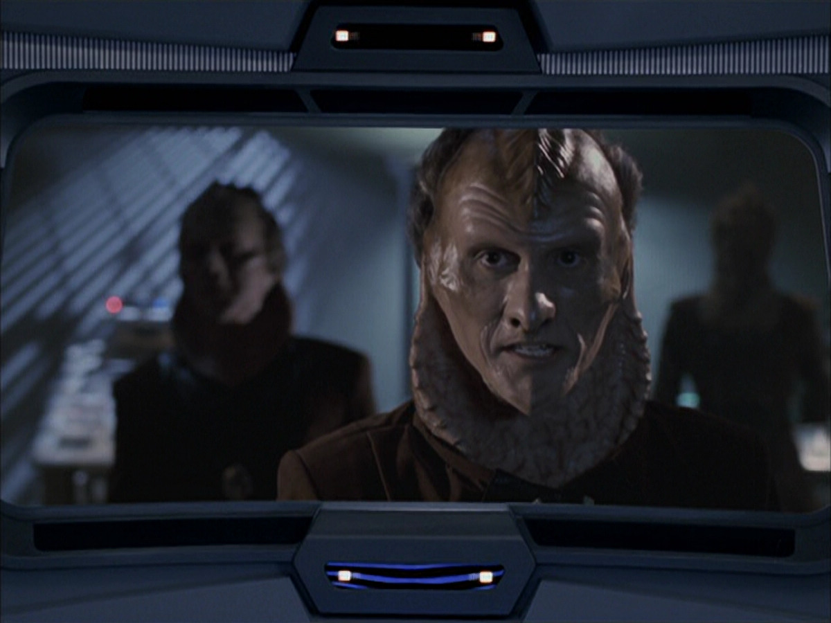 extant_StarTrek_VOY_6x07-DragonsTeeth_02910.jpg