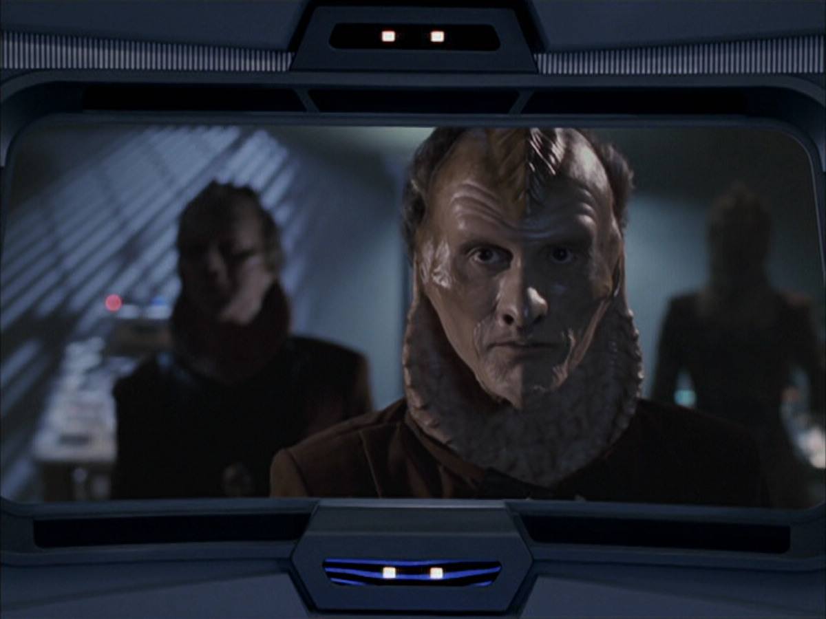 extant_StarTrek_VOY_6x07-DragonsTeeth_02911.jpg