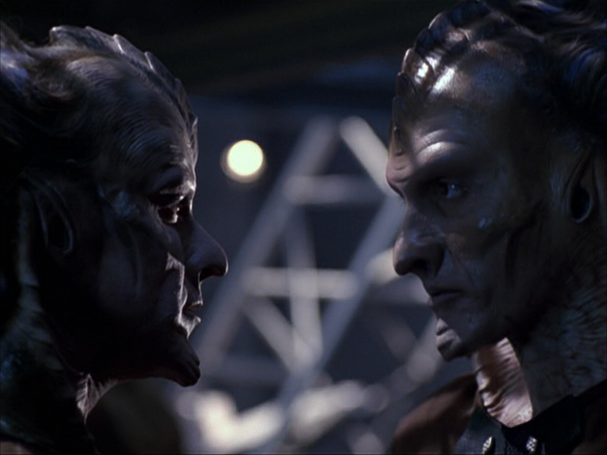 extant_StarTrek_VOY_6x07-DragonsTeeth_02921.jpg