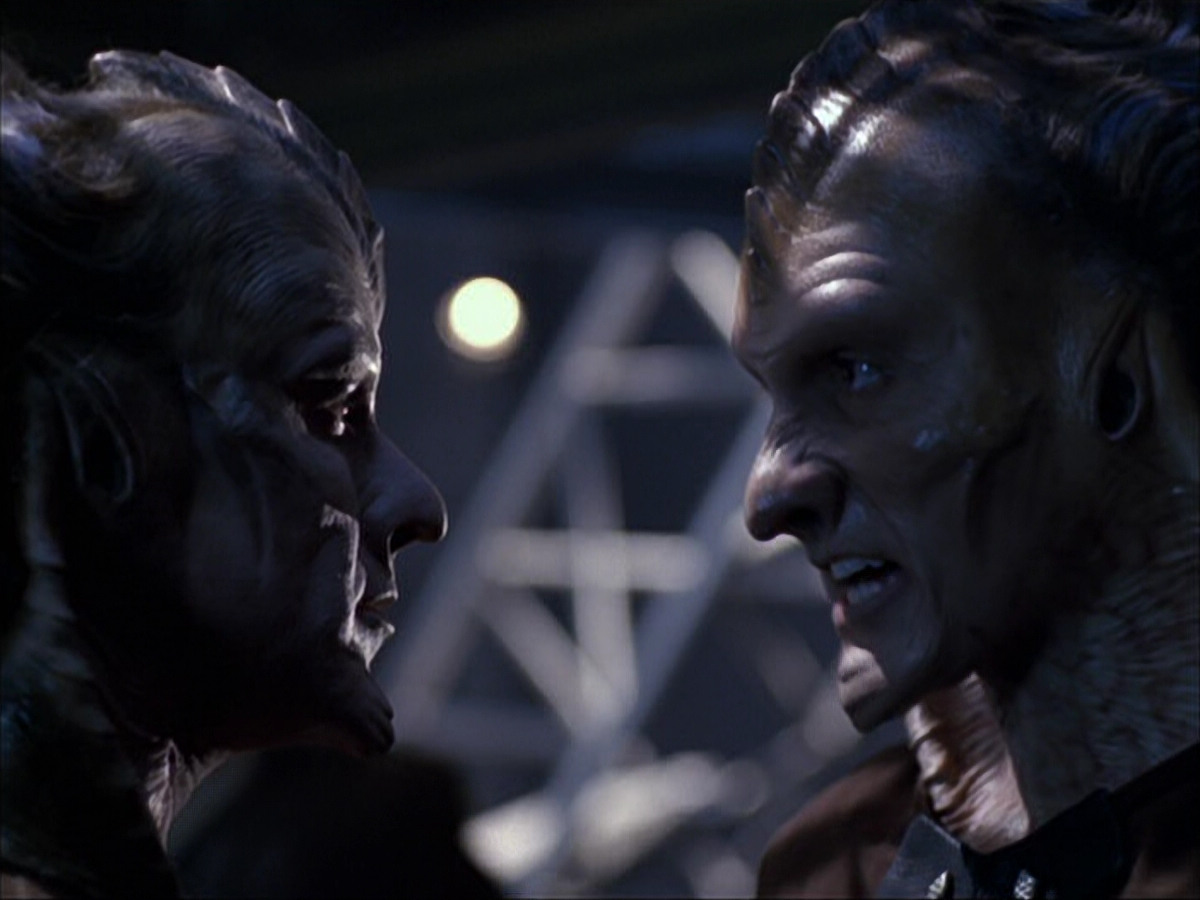 extant_StarTrek_VOY_6x07-DragonsTeeth_02922.jpg