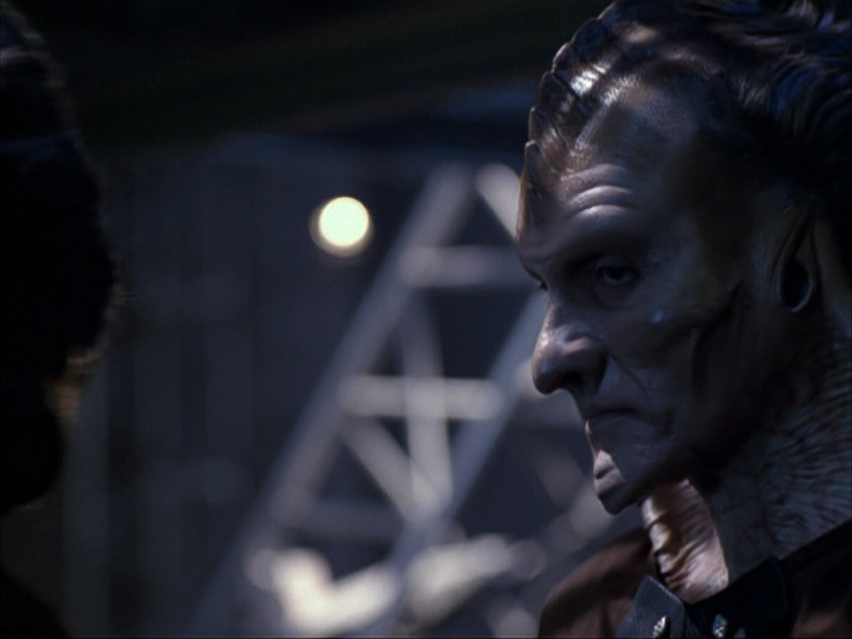 extant_StarTrek_VOY_6x07-DragonsTeeth_02924.jpg