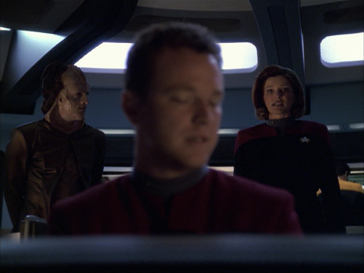 extant_StarTrek_VOY_6x07-DragonsTeeth_02929.jpg