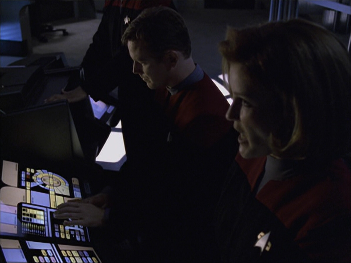 extant_StarTrek_VOY_6x07-DragonsTeeth_02996.jpg