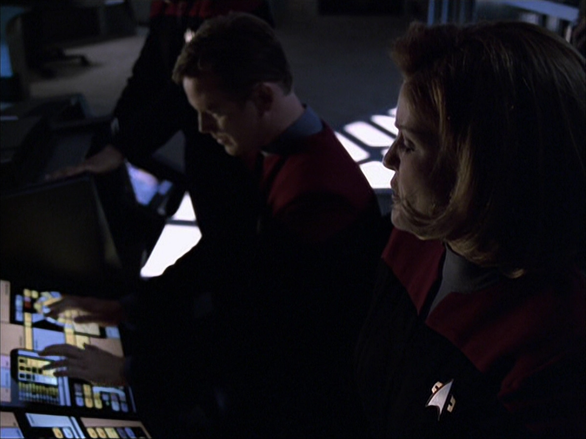 extant_StarTrek_VOY_6x07-DragonsTeeth_03041.jpg