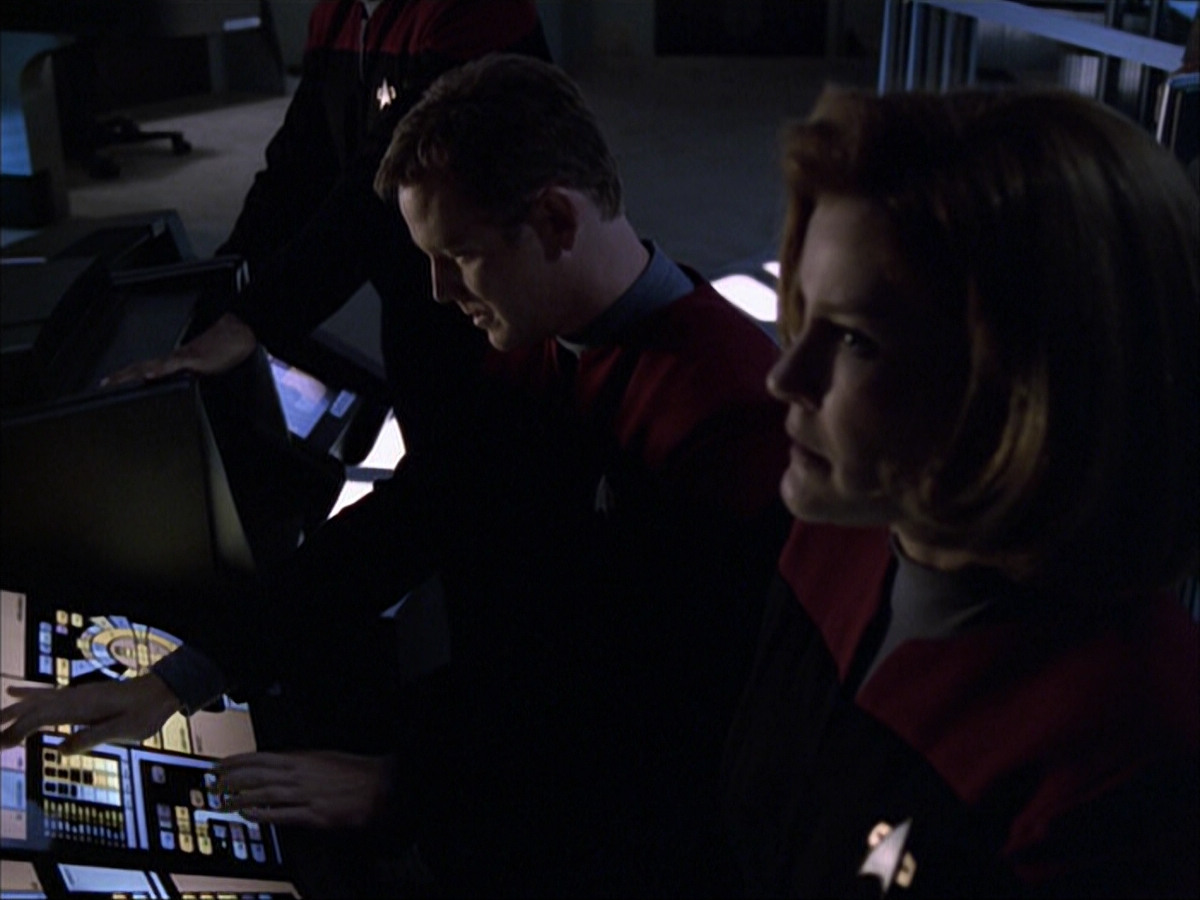 extant_StarTrek_VOY_6x07-DragonsTeeth_03046.jpg