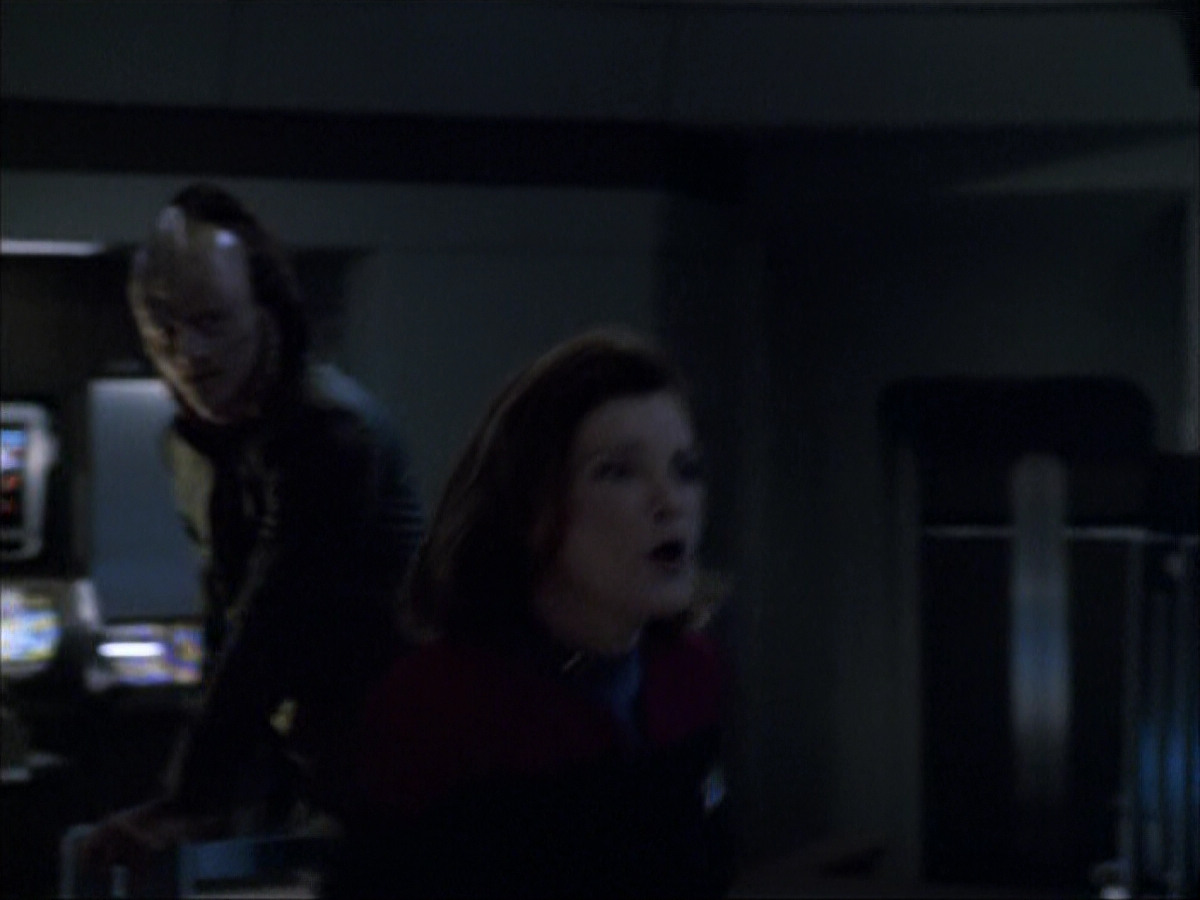 extant_StarTrek_VOY_6x07-DragonsTeeth_03064.jpg