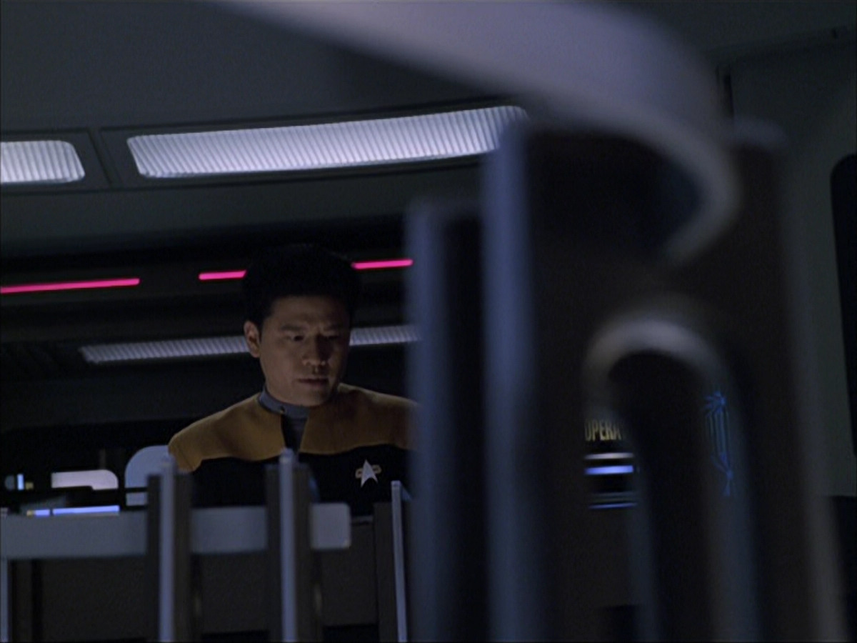 extant_StarTrek_VOY_6x07-DragonsTeeth_03107.jpg