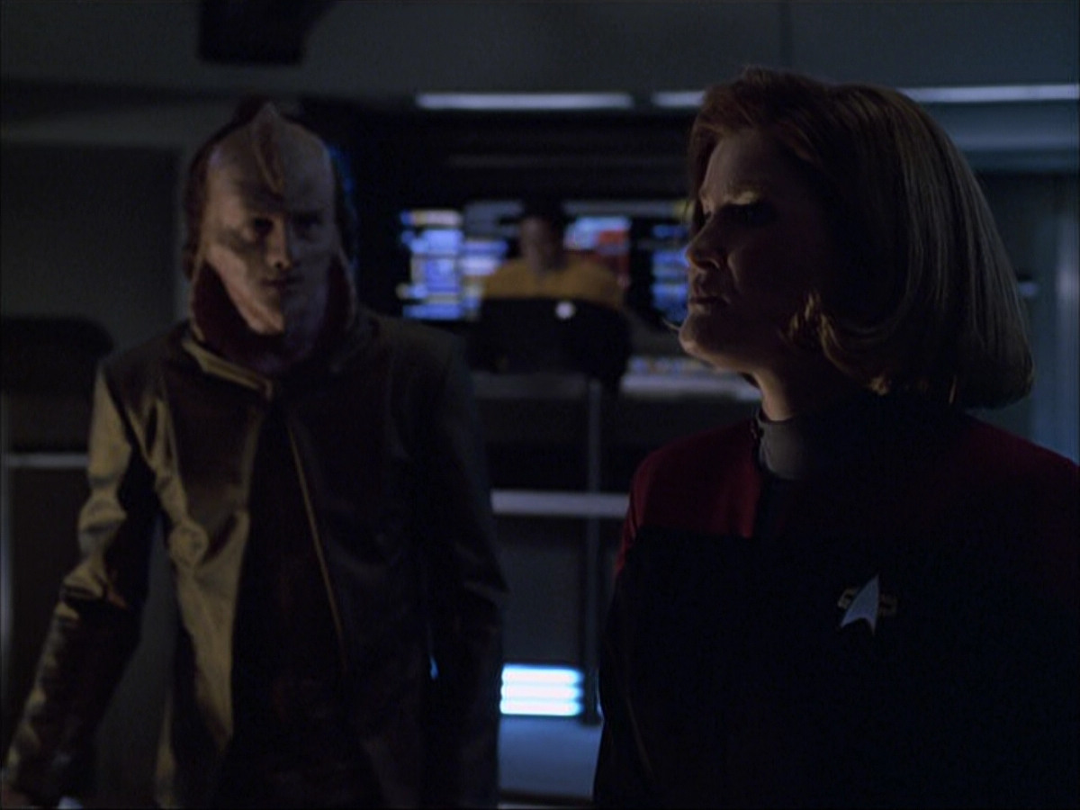 extant_StarTrek_VOY_6x07-DragonsTeeth_03109.jpg