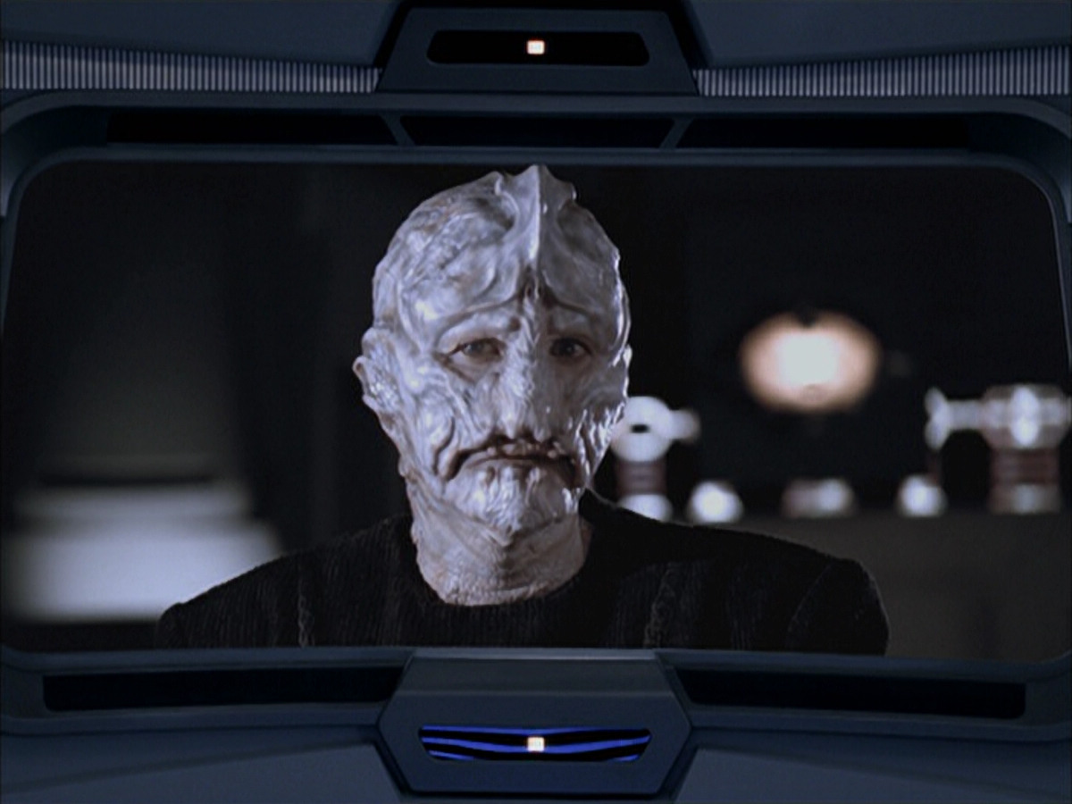 extant_StarTrek_VOY_6x07-DragonsTeeth_03123.jpg