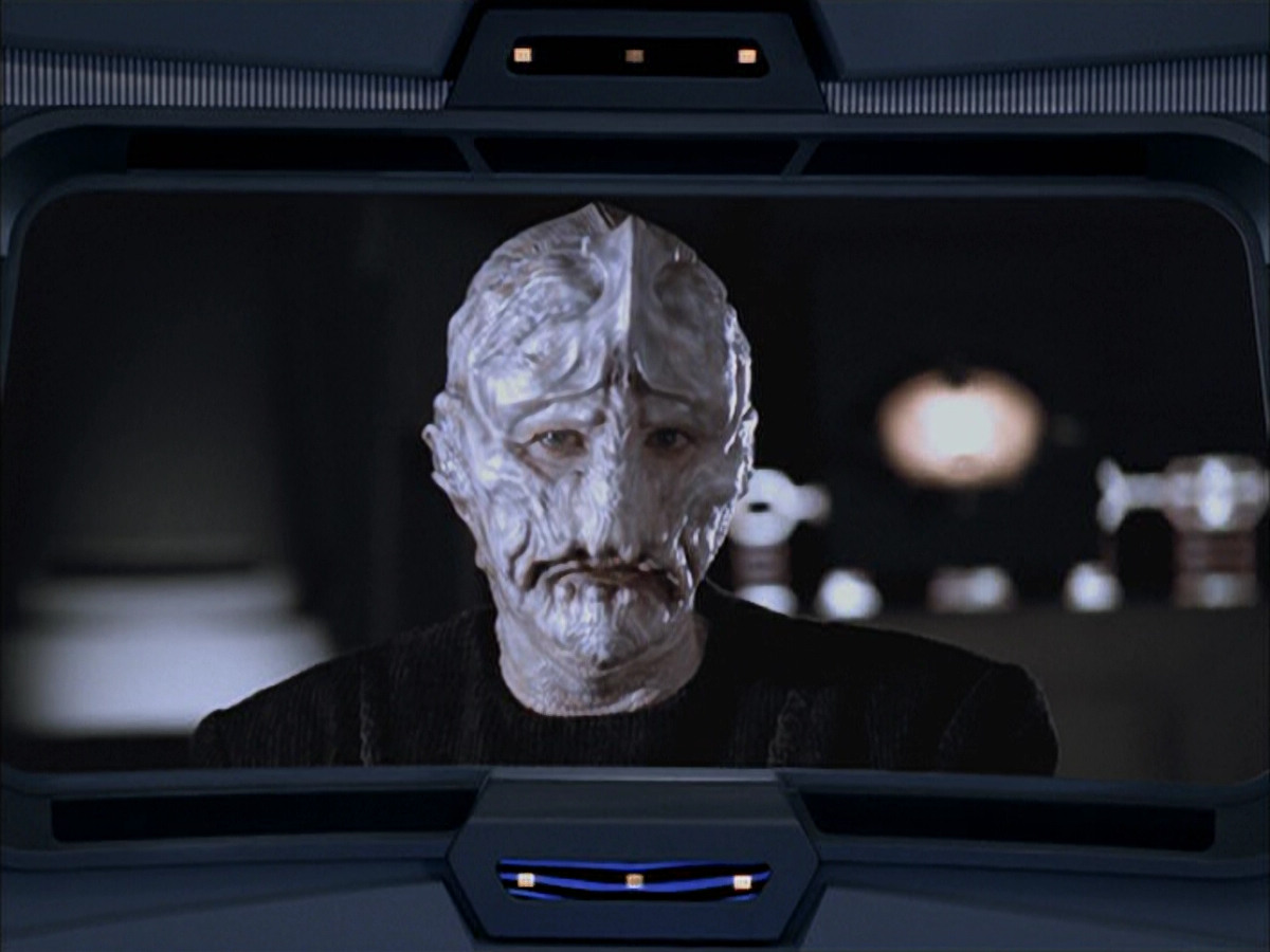 extant_StarTrek_VOY_6x07-DragonsTeeth_03127.jpg