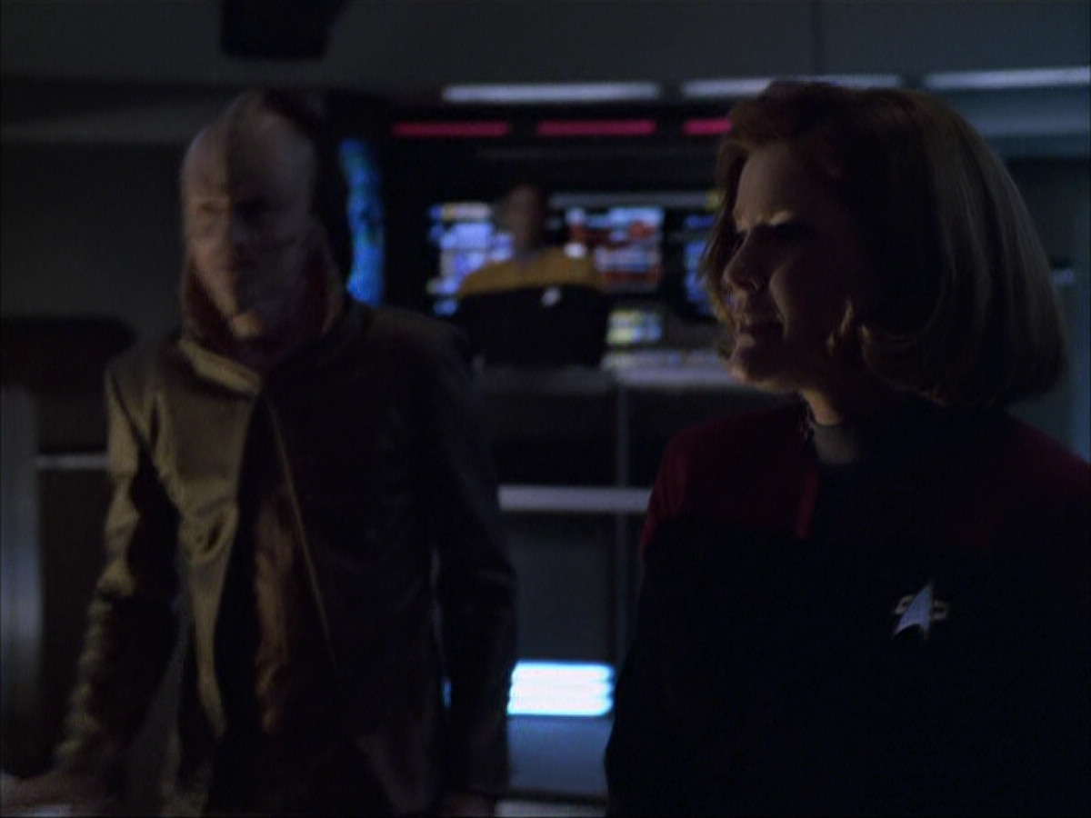 extant_StarTrek_VOY_6x07-DragonsTeeth_03150.jpg