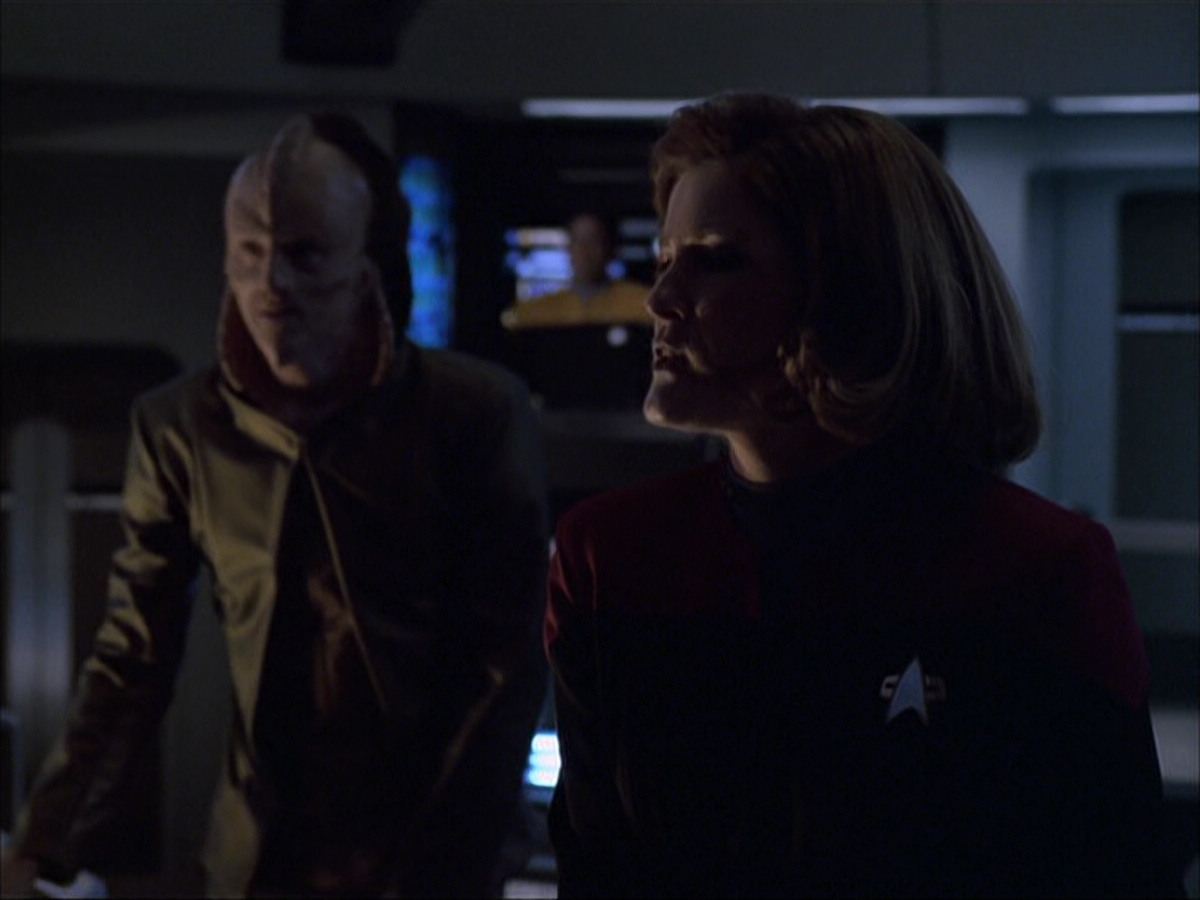 extant_StarTrek_VOY_6x07-DragonsTeeth_03154.jpg