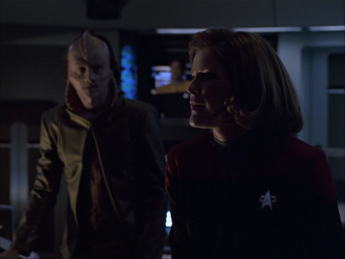 extant_StarTrek_VOY_6x07-DragonsTeeth_03156.jpg