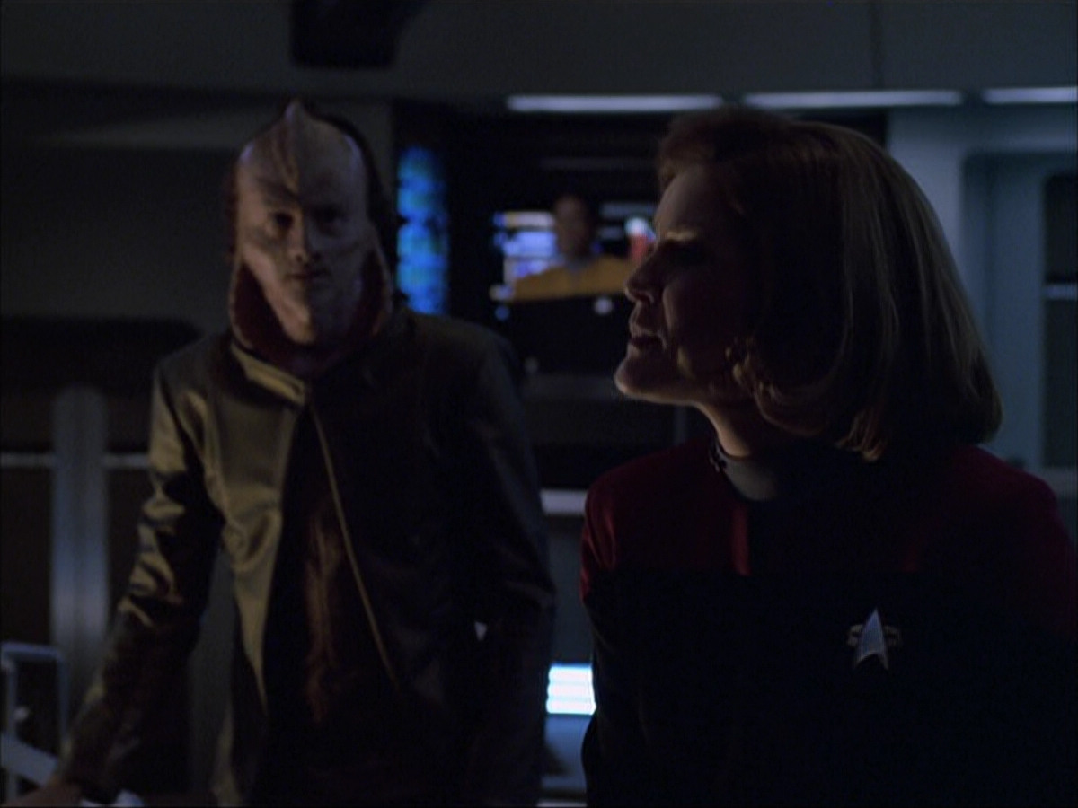 extant_StarTrek_VOY_6x07-DragonsTeeth_03157.jpg