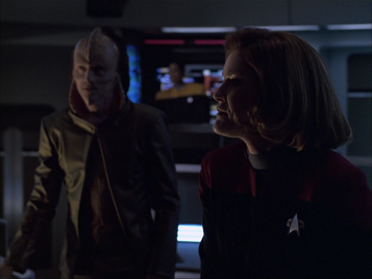 extant_StarTrek_VOY_6x07-DragonsTeeth_03163.jpg