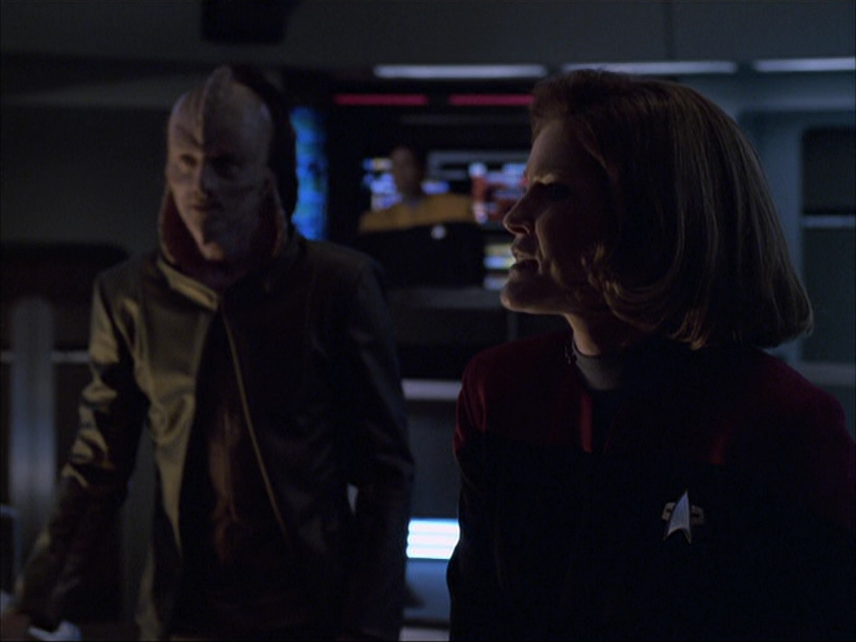 extant_StarTrek_VOY_6x07-DragonsTeeth_03164.jpg