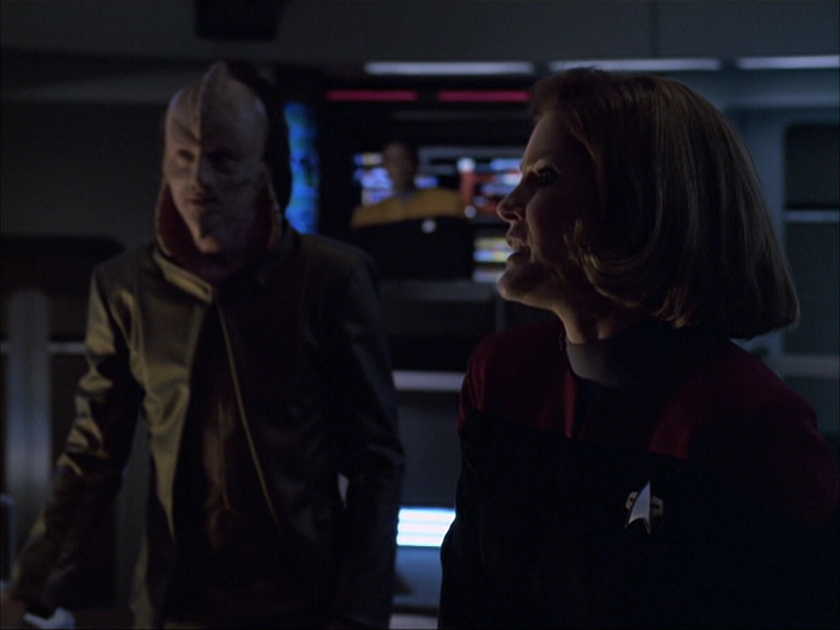 extant_StarTrek_VOY_6x07-DragonsTeeth_03166.jpg