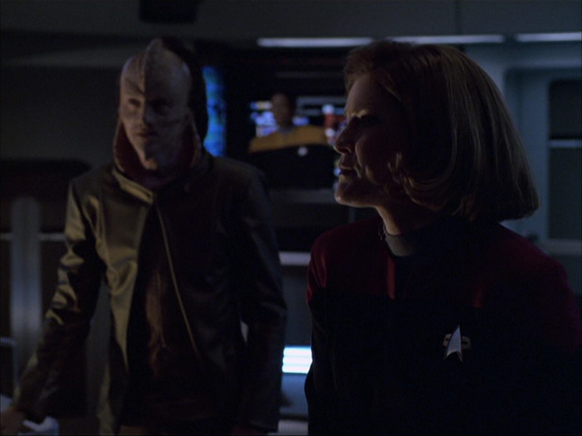 extant_StarTrek_VOY_6x07-DragonsTeeth_03167.jpg