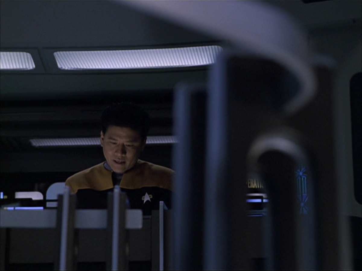 extant_StarTrek_VOY_6x07-DragonsTeeth_03192.jpg