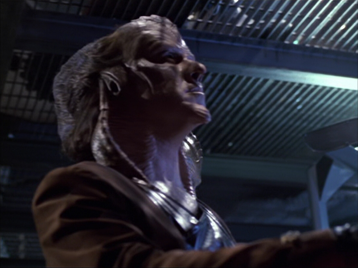 extant_StarTrek_VOY_6x07-DragonsTeeth_03226.jpg