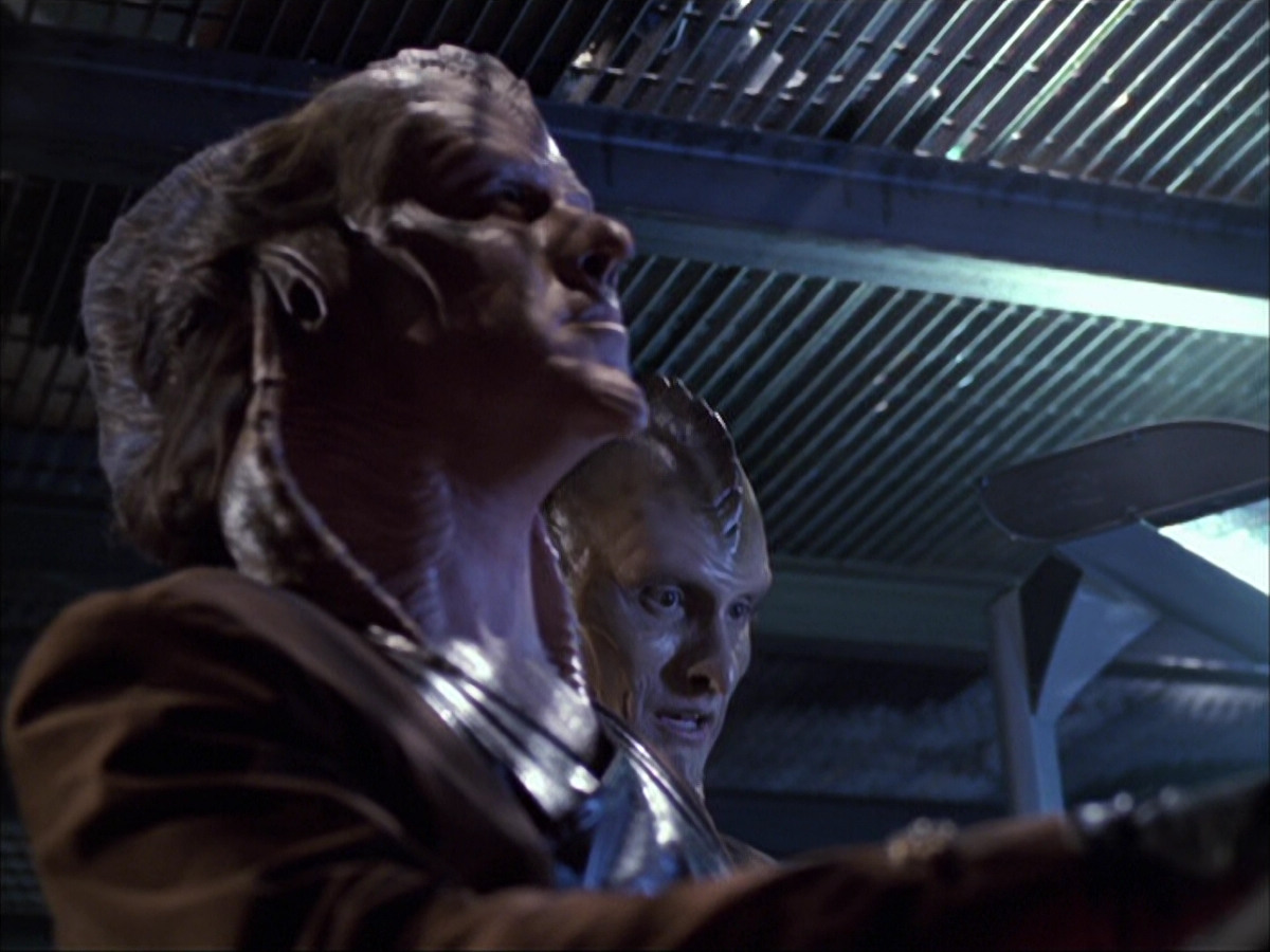 extant_StarTrek_VOY_6x07-DragonsTeeth_03227.jpg