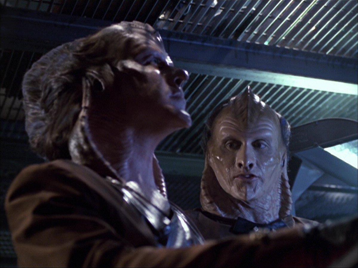 extant_StarTrek_VOY_6x07-DragonsTeeth_03230.jpg