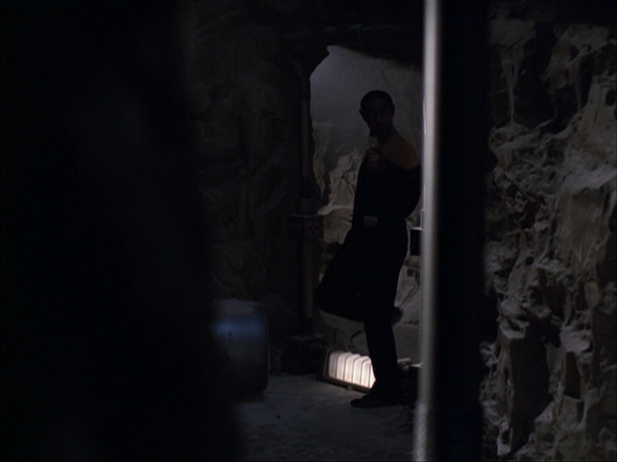 extant_StarTrek_VOY_6x07-DragonsTeeth_03236.jpg
