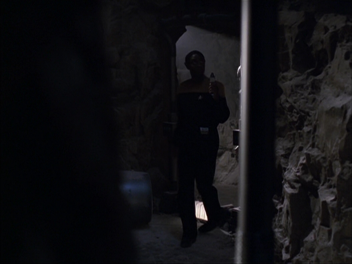 extant_StarTrek_VOY_6x07-DragonsTeeth_03237.jpg
