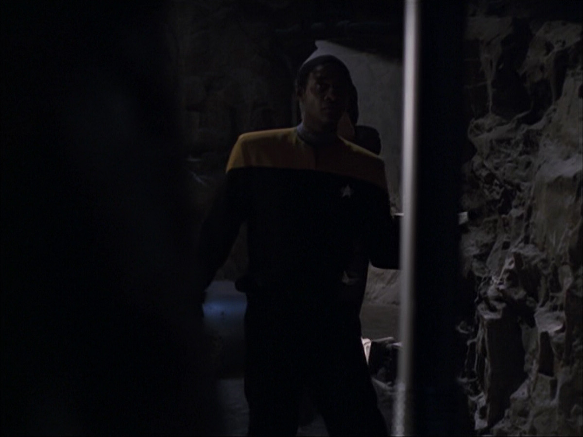 extant_StarTrek_VOY_6x07-DragonsTeeth_03242.jpg