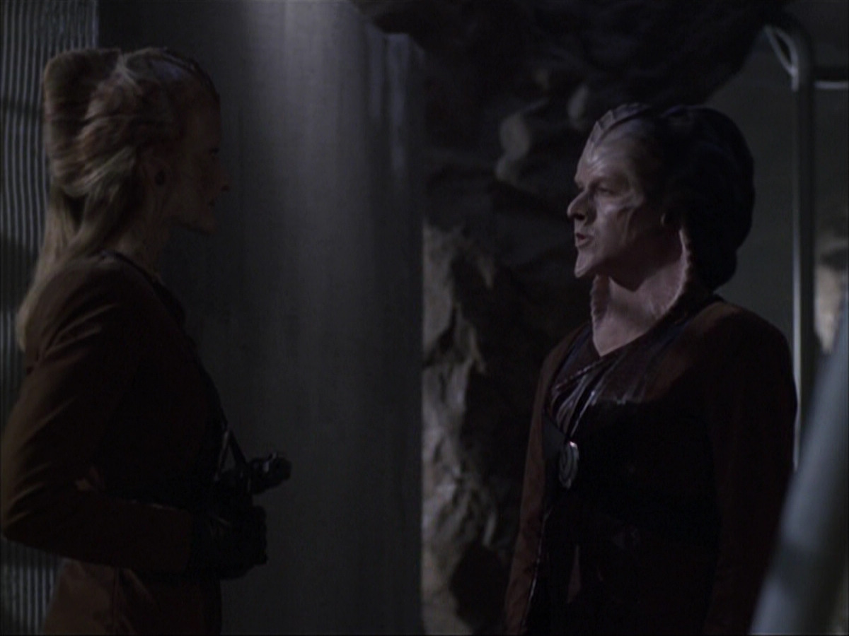 extant_StarTrek_VOY_6x07-DragonsTeeth_03286.jpg