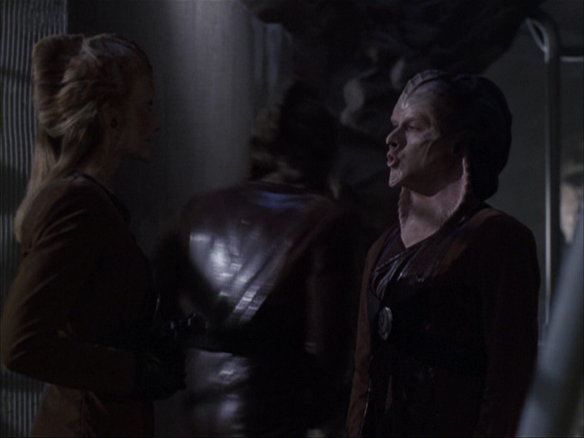 extant_StarTrek_VOY_6x07-DragonsTeeth_03289.jpg