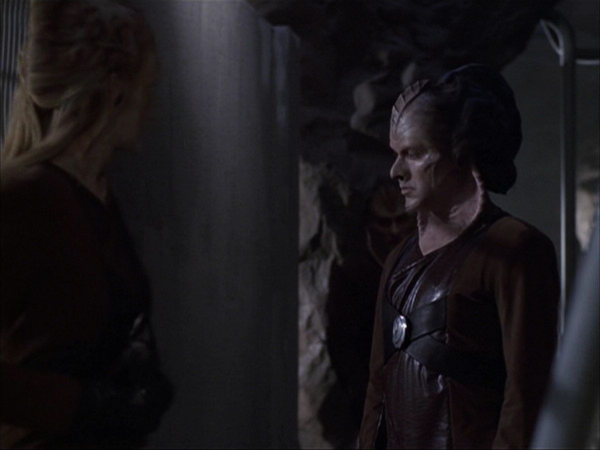 extant_StarTrek_VOY_6x07-DragonsTeeth_03291.jpg