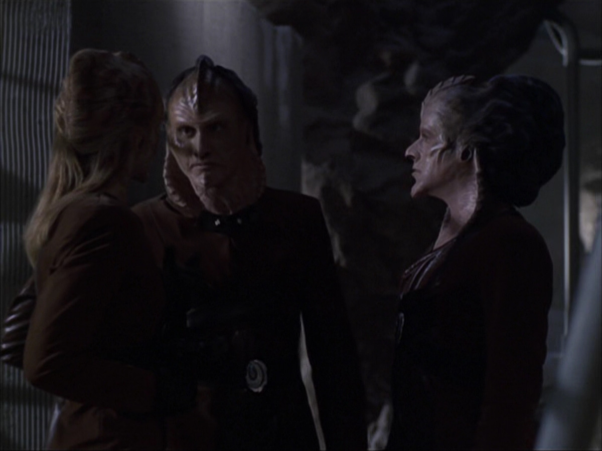 extant_StarTrek_VOY_6x07-DragonsTeeth_03294.jpg