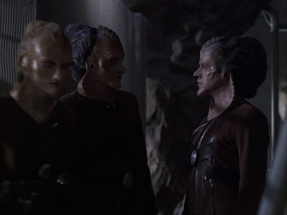 extant_StarTrek_VOY_6x07-DragonsTeeth_03296.jpg