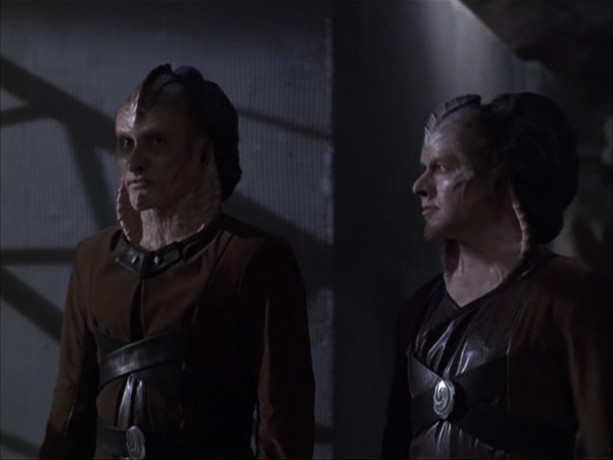 extant_StarTrek_VOY_6x07-DragonsTeeth_03299.jpg