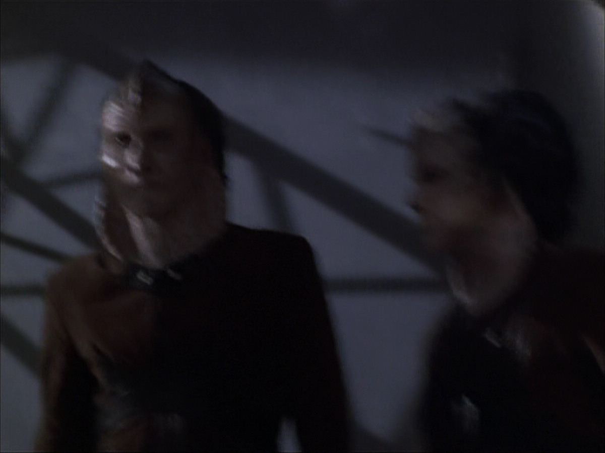 extant_StarTrek_VOY_6x07-DragonsTeeth_03300.jpg