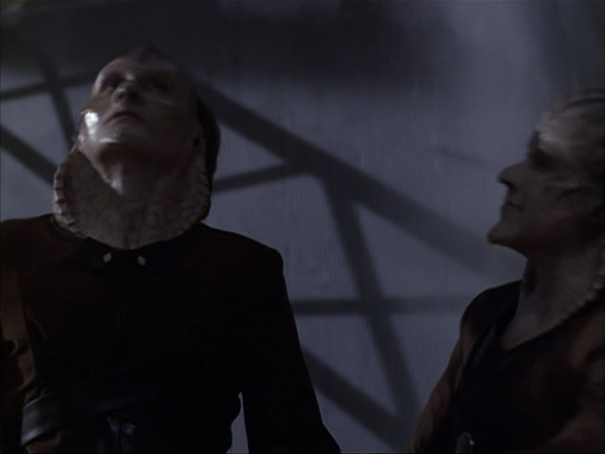 extant_StarTrek_VOY_6x07-DragonsTeeth_03302.jpg
