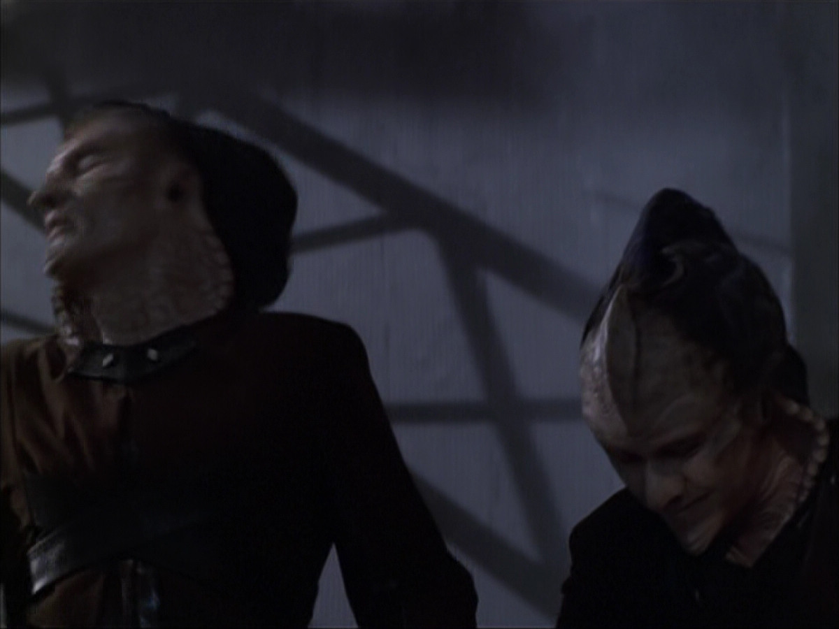 extant_StarTrek_VOY_6x07-DragonsTeeth_03303.jpg
