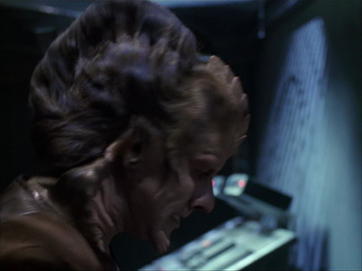 extant_StarTrek_VOY_6x07-DragonsTeeth_03306.jpg