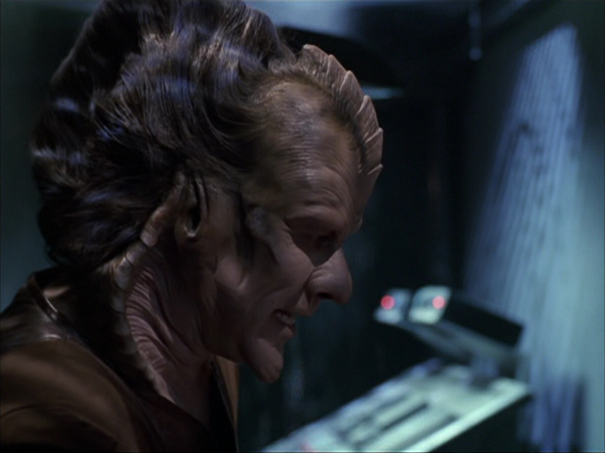 extant_StarTrek_VOY_6x07-DragonsTeeth_03314.jpg