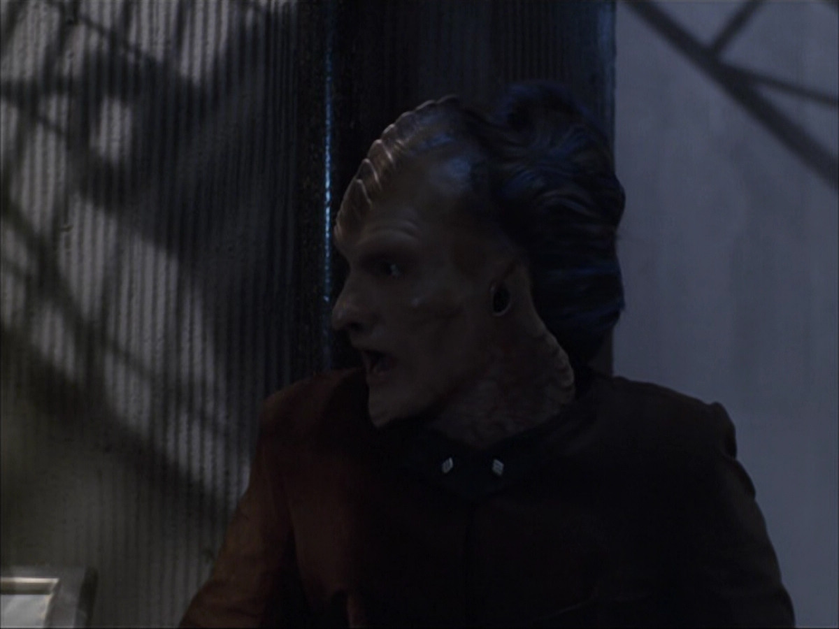 extant_StarTrek_VOY_6x07-DragonsTeeth_03316.jpg
