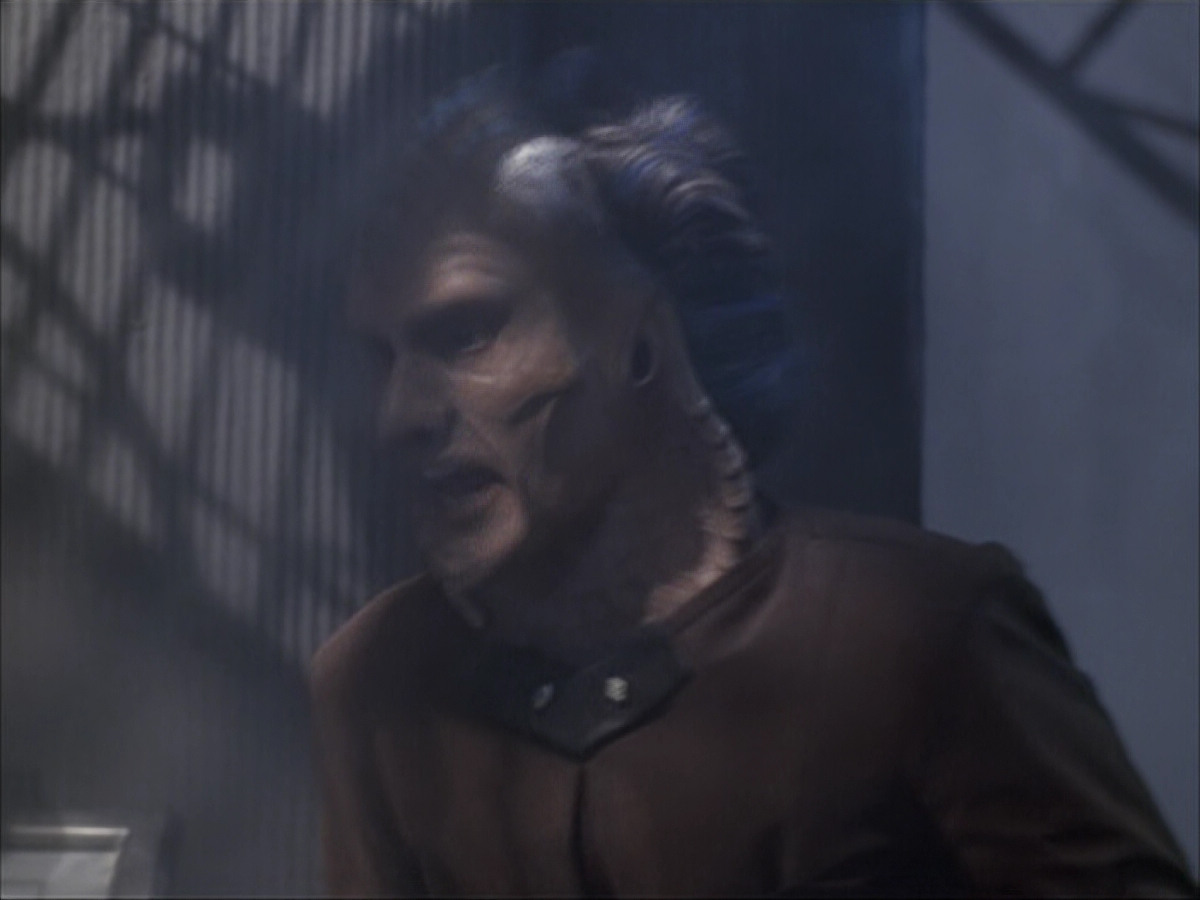 extant_StarTrek_VOY_6x07-DragonsTeeth_03320.jpg
