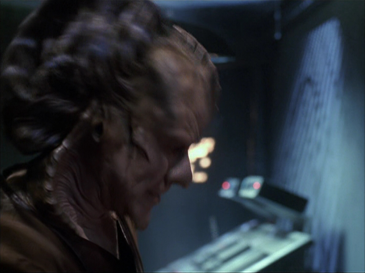 extant_StarTrek_VOY_6x07-DragonsTeeth_03321.jpg