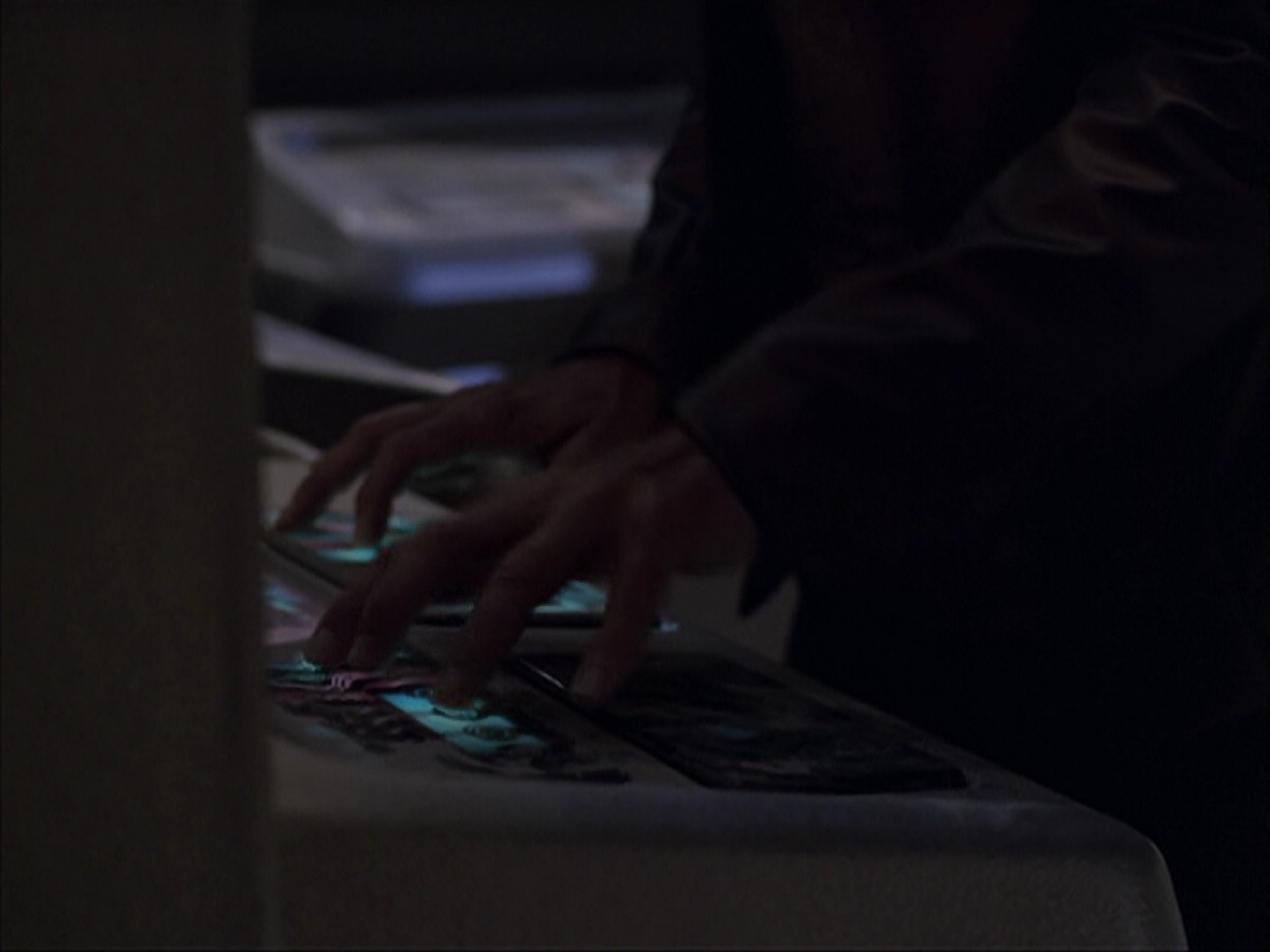 extant_StarTrek_VOY_6x07-DragonsTeeth_03322.jpg