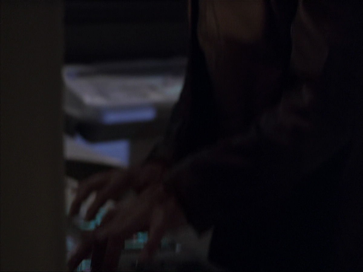 extant_StarTrek_VOY_6x07-DragonsTeeth_03323.jpg