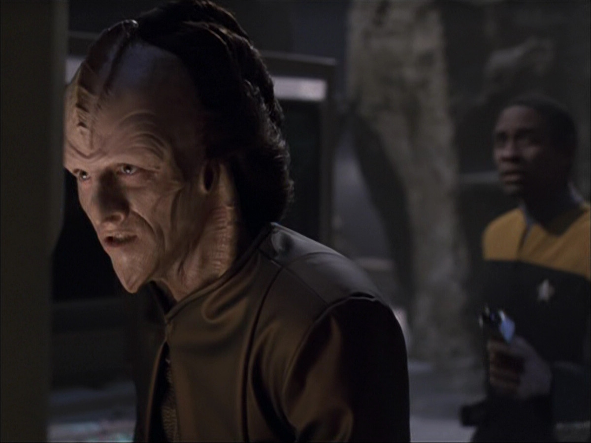 extant_StarTrek_VOY_6x07-DragonsTeeth_03336.jpg