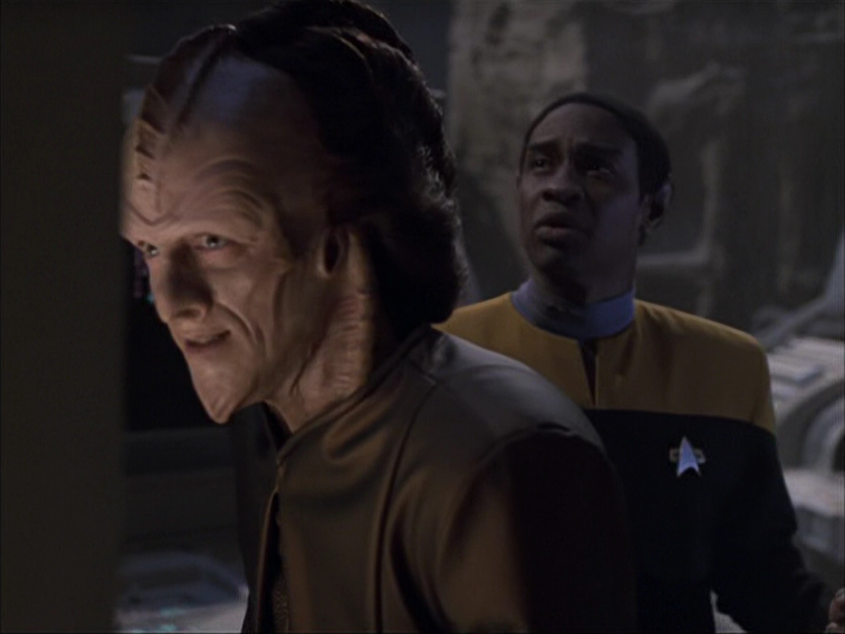 extant_StarTrek_VOY_6x07-DragonsTeeth_03338.jpg